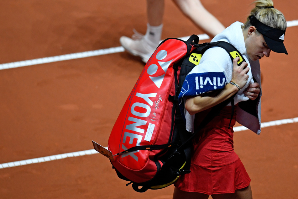 Angelique Kerber verlässt nach der Niederlage den Platz.