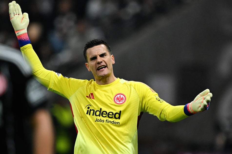 Nach schwachen Leistungen seines Kontrahenten hatte Michael Zetterer (30) Ende Oktober 2025 wieder die Position der Nummer eins bei Eintracht Frankfurt übernommen.