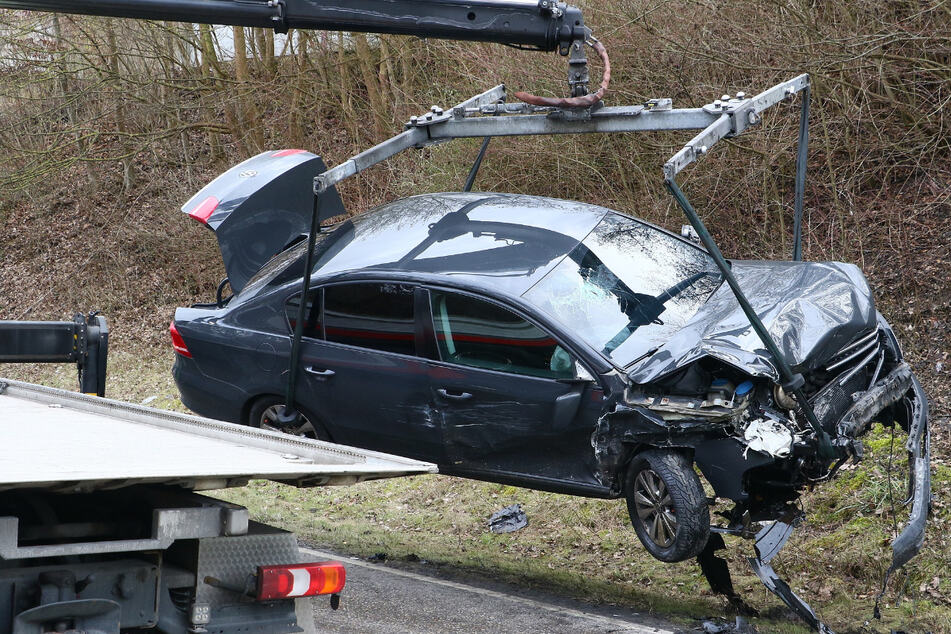 VW-Fahrer fährt bei Rot und verursacht heftigen Unfall: Sieben Personen verletzt