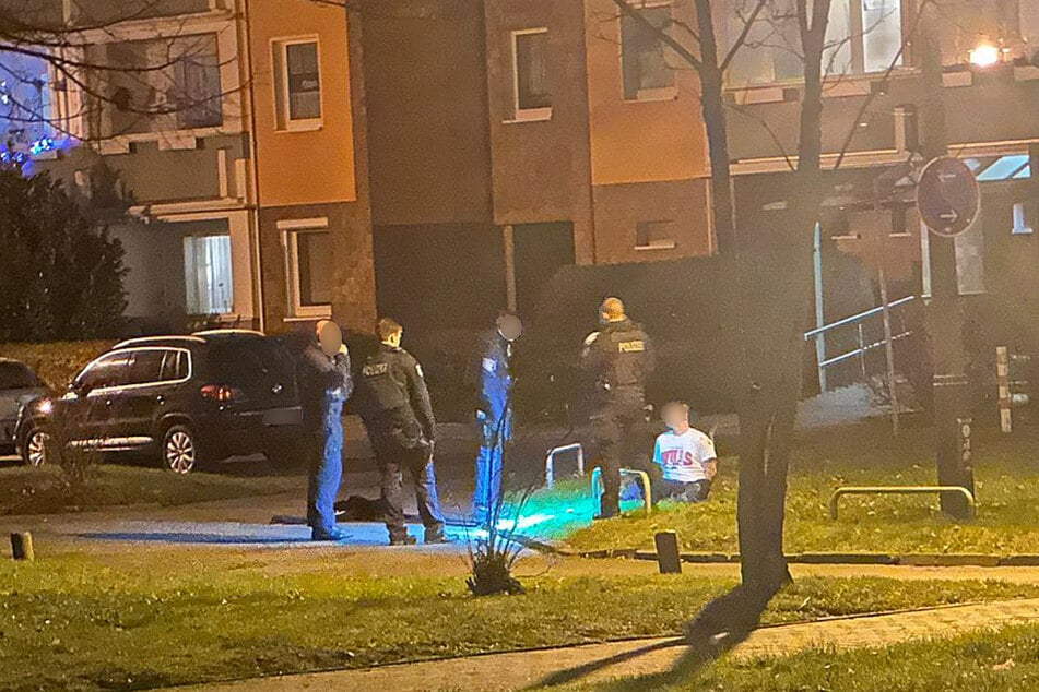 Am Montagabend hat ein Mann eine Frau mit einem Messer an der Hand schwer verletzt.