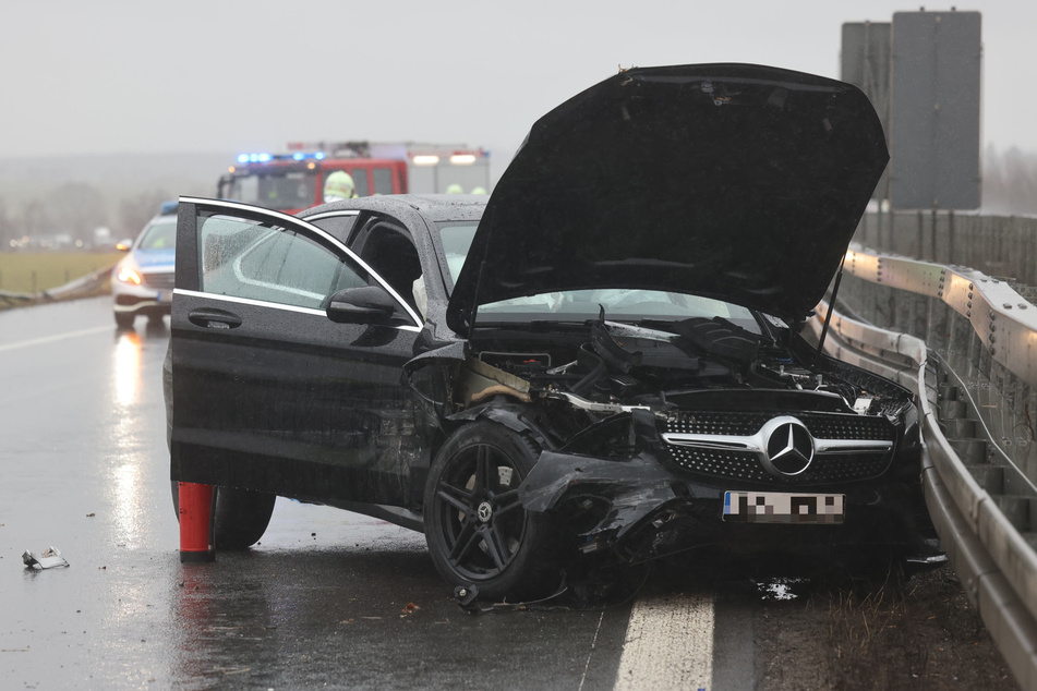 Der Mercedes-Fahrer wurde leicht verletzt.