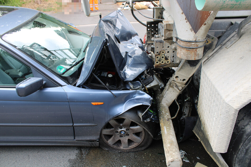 Mehrere Tausend Euro Sachschaden und zwei Verletzte: BMW kracht in Betonmischer
