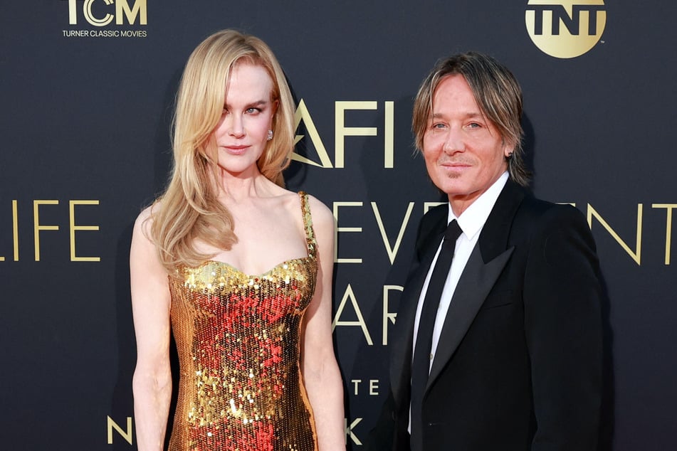 Keith Urban (r.) may have thrown a dig at his estranged wife Nicole Kidman (l.) on his new show The Road.
