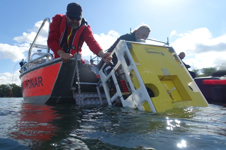 Mit aufwendiger Technik wurde das mittelalterliche Prahmboot im Arendsee gesichert.