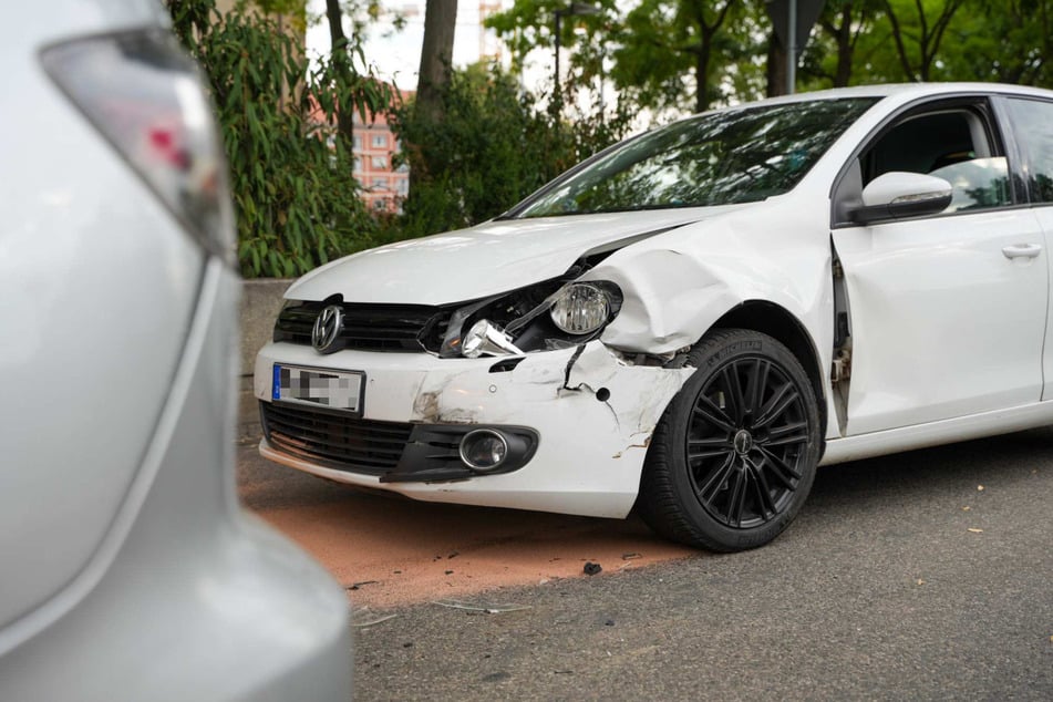 Obwohl die Beschädigungen am Golf gering erscheinen, konnte der Fahrer das Fahrzeug nicht mehr aus eigener Kraft verlassen. Der 35-Jährige musste von der Feuerwehr befreit werden.