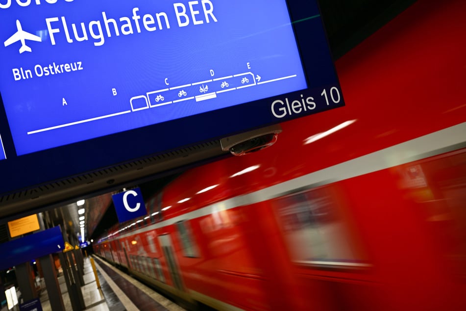 Schwarzfahrer spuckt am BER Polizistin an und verletzt sie