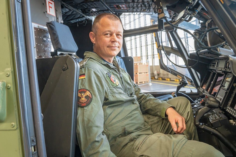 Pilot Jens (44) hatte die Maschine für die Veranstaltung gemeinsam mit zwei weiteren Besatzungsmitgliedern vom Heeresflugplatz Bückeburg nach Dresden gebracht.