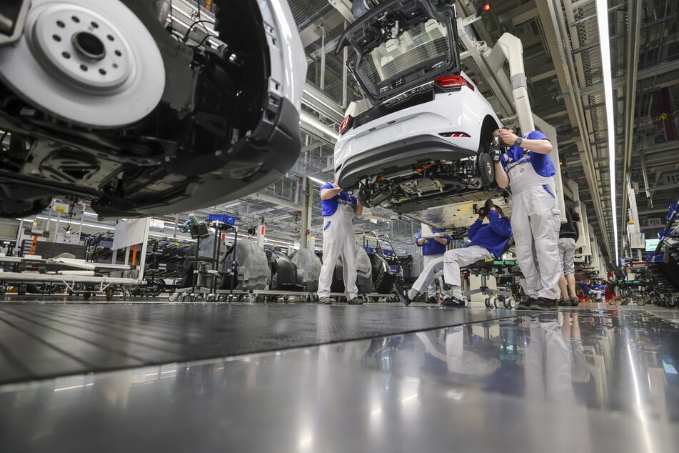 Mitarbeiter montieren einen ID.4 im Zwickauer VW-Werk. Schon bald soll damit Schluss sein - der Standort soll die Produktion abgeben.