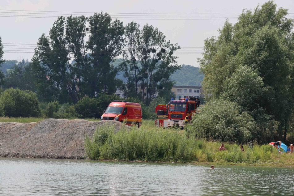 Mehrere Einsatzwagen der Feuerwehr stehen am Zschierener See.