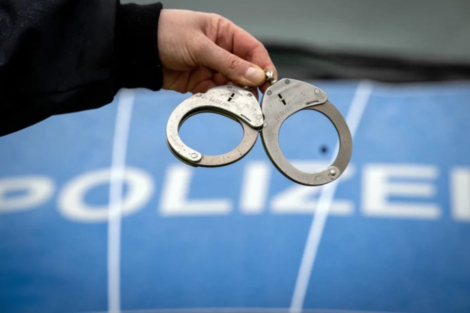 Nachdem am Donnerstag für alle drei Verdächtigen die Handschellen geklickt hatten, ist einer - unter Auflagen - wieder auf freiem Fuße. (Symbolbild)