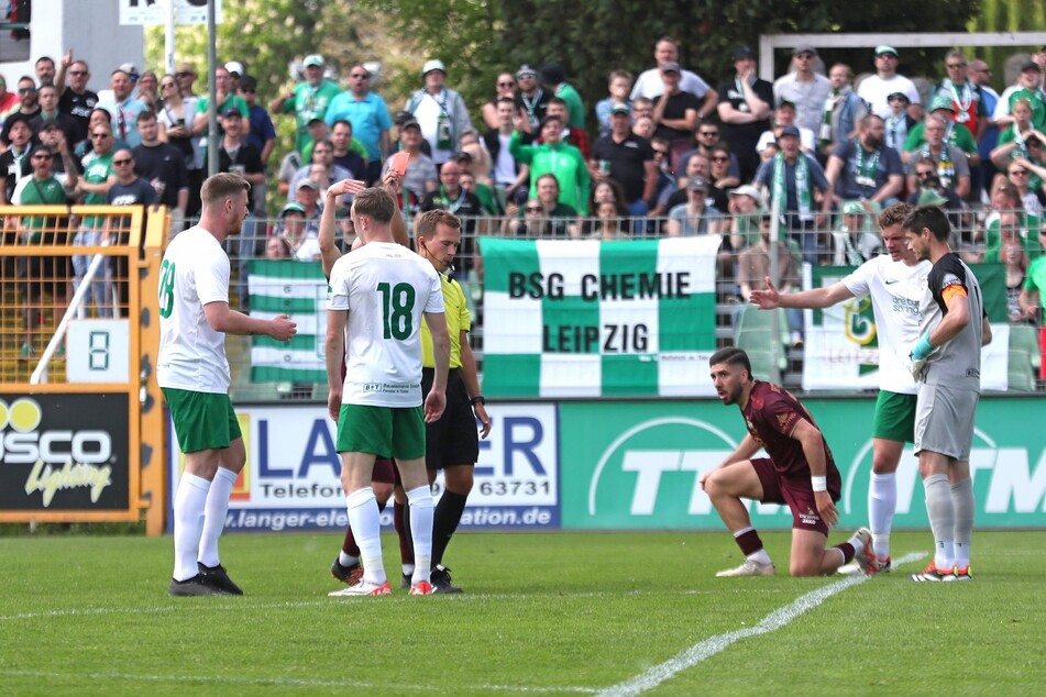 In der 12. Minute wurde der Spielplan der BSG Chemie Leipzig durch die rote Karte gegen Philipp Wendt komplett über den Haufen geworfen.