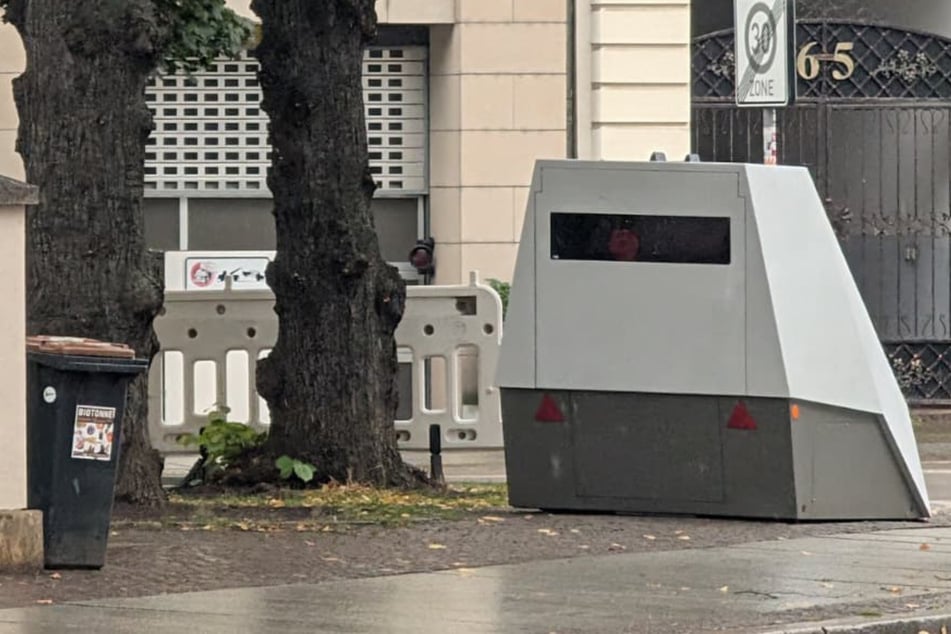 Das Päckchen war an der Scheibe eines solchen Blitzers angebracht und musste gründlich untersucht werden. (Archivbild)