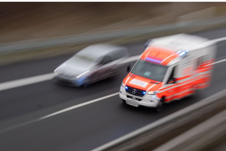 Geplatzter Reifen wird zur Todesfalle: Sechs Verletzte nach schwerem Crash auf der A93