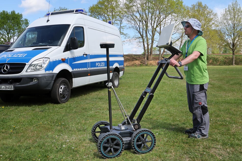 Roland Linck vom Bayerischen Amt für Bodendenkmalpflege bereitet einen Bodenradar für den Einsatz vor.