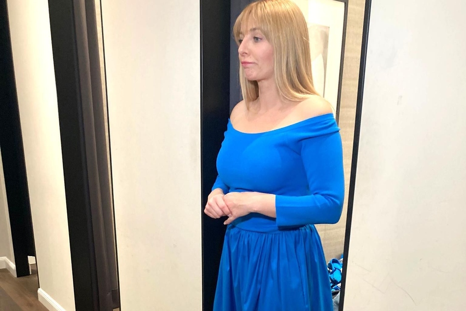 Patricia (41) ist alles andere als begeistert, als sie die erste blaue Kombination anprobiert.