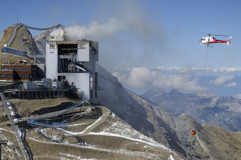 Das Feuer brach in einem von dem Schweizer Architekten Botta entworfenen Bergrestaurant in den Schweizer Alpen auf einer Höhe von 3000 Metern aus und wurde mit Hilfe von Löschhubschraubern bekämpft.