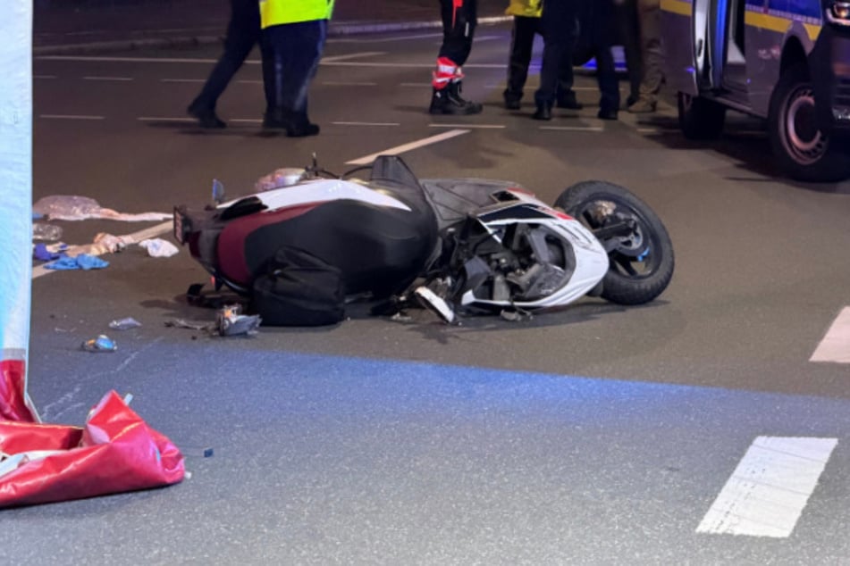 Roller kracht in Linienbus: 17-Jähriger stirbt, Mädchen (16) verletzt