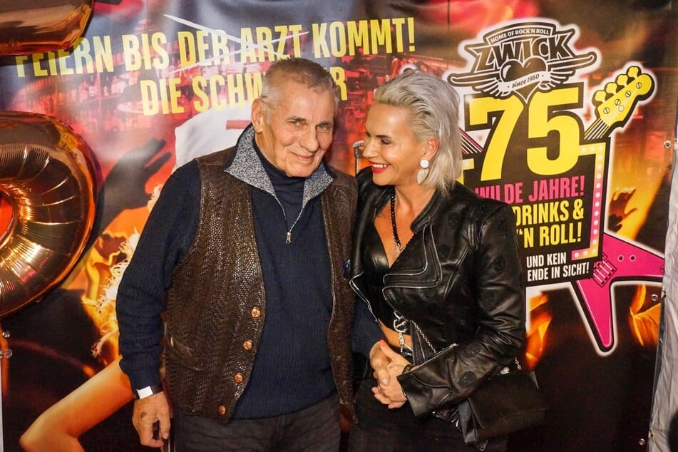 Heinz Hoenig (73) und seine Frau Annika (40) besuchten die Promikneipe "Zwick".