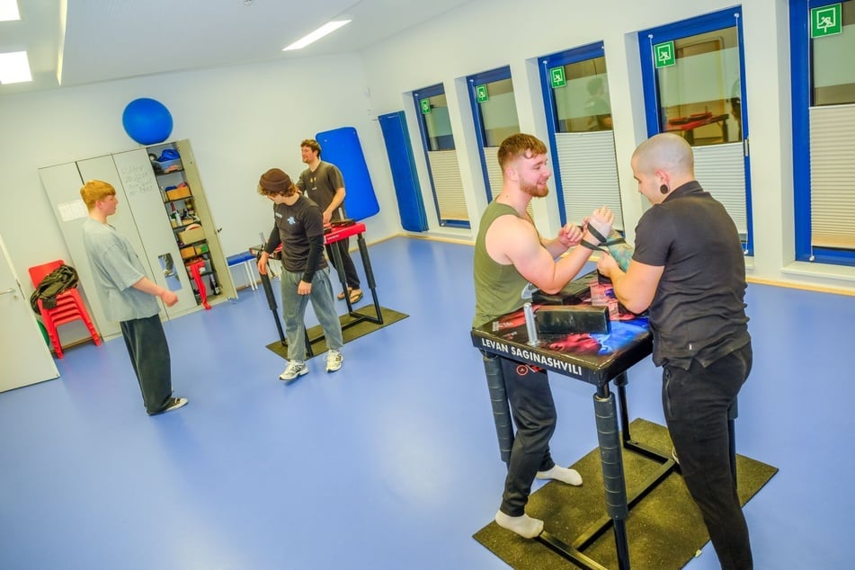 Zweimal die Woche trainieren Leipzigs Armwrestler in den Räumen der SG Motor Gohlis-Nord, auch MoGoNo genannt. Mit zwölf Abteilungen bietet die SG inzwischen mehr als 2500 Sportbegeisterten ein Zuhause und gilt damit als Leipzigs größter Breitensportverein.