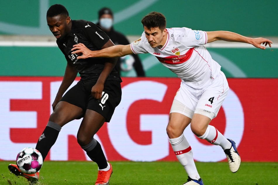 Liefern sich einen harten Kampf um den Ball: Gladbachs Marcus Thuram (l.) und VfB-Verteidiger Marc Oliver Kempf.