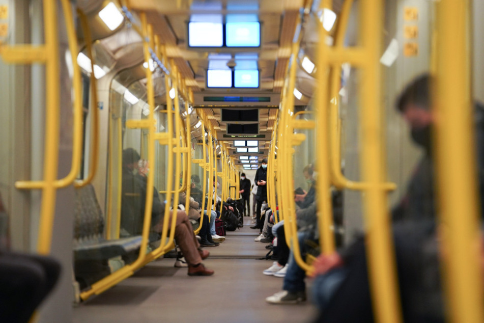 Nur wenige Fahrgäste sitzen in der U-Bahn Richtung Hermannstraße.