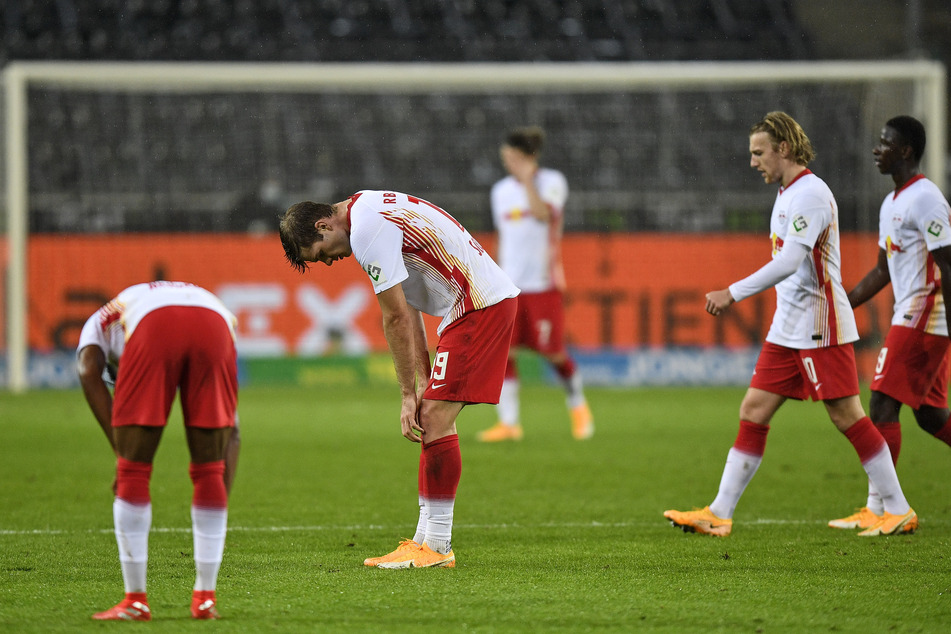 Kein schöner Anblick für Bullen-Fans: Nach der 0:1-Niederlage in Gladbach blieben die Leipziger teils ratlos auf dem Platz zurück.