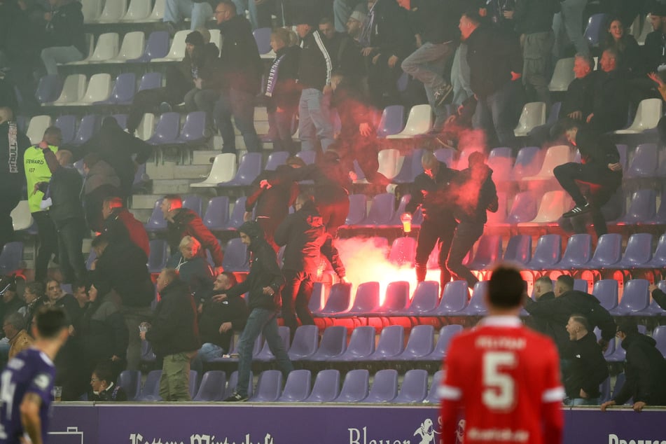 Eine völlig unnötige Aktion! Cottbus-Chaoten warfen Pyrotechnik in den Aue-Block. Verletzt wurde laut Polizei glücklicherweise niemand.