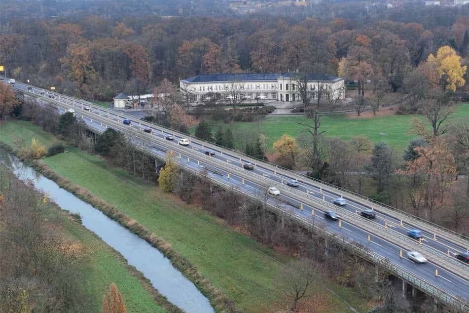 Knapp 400 Meter lang und offenbar äußerst marode - die Agra-Brücke ist ein Nadelöhr auf einer der wichtigsten Einfallstraßen in die Messestadt.