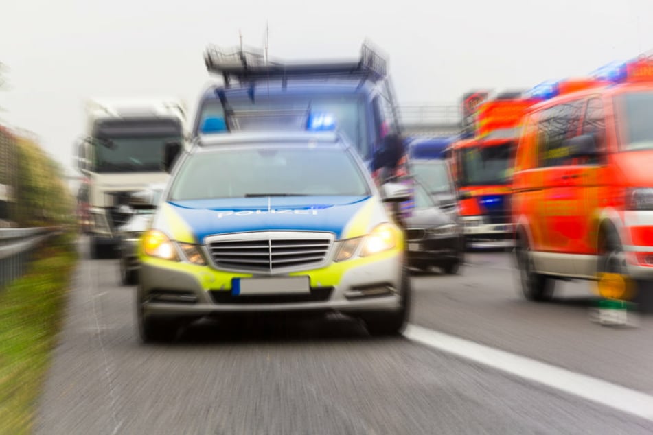 Polizei und Rettungskräfte sind nach einem Lkw-Unfall auf der A57 bei Krefeld im Einsatz. (Symbolbild)