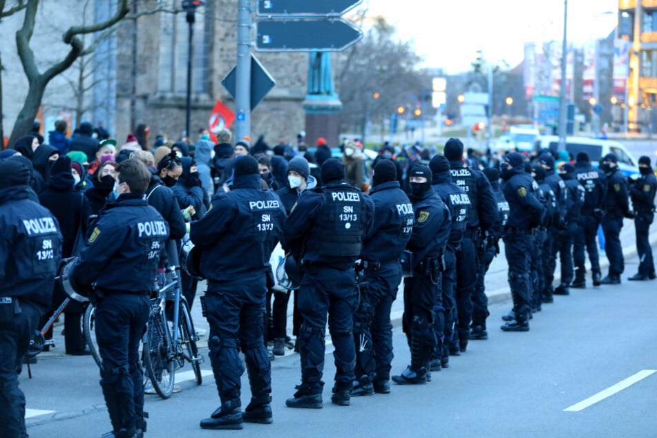 Polizisten sichern einen Protest von linken Demonstranten in der Innenstadt.