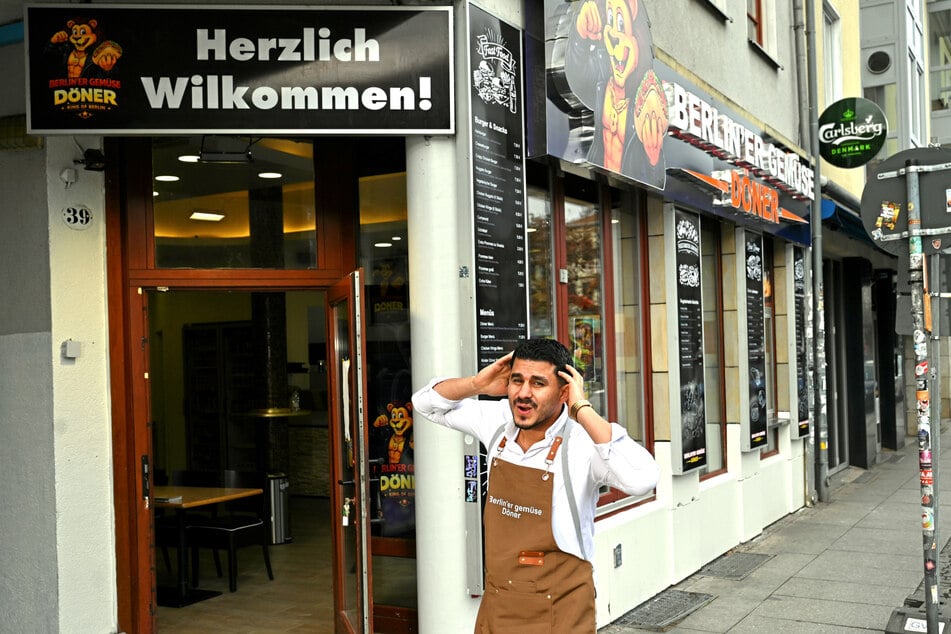 Mist, da fehlt ja ein "l" in Willkommen, fällt beim Termin mit TAG24 auf - doch Abdulkadir Acioglu nimmt es mit Humor.