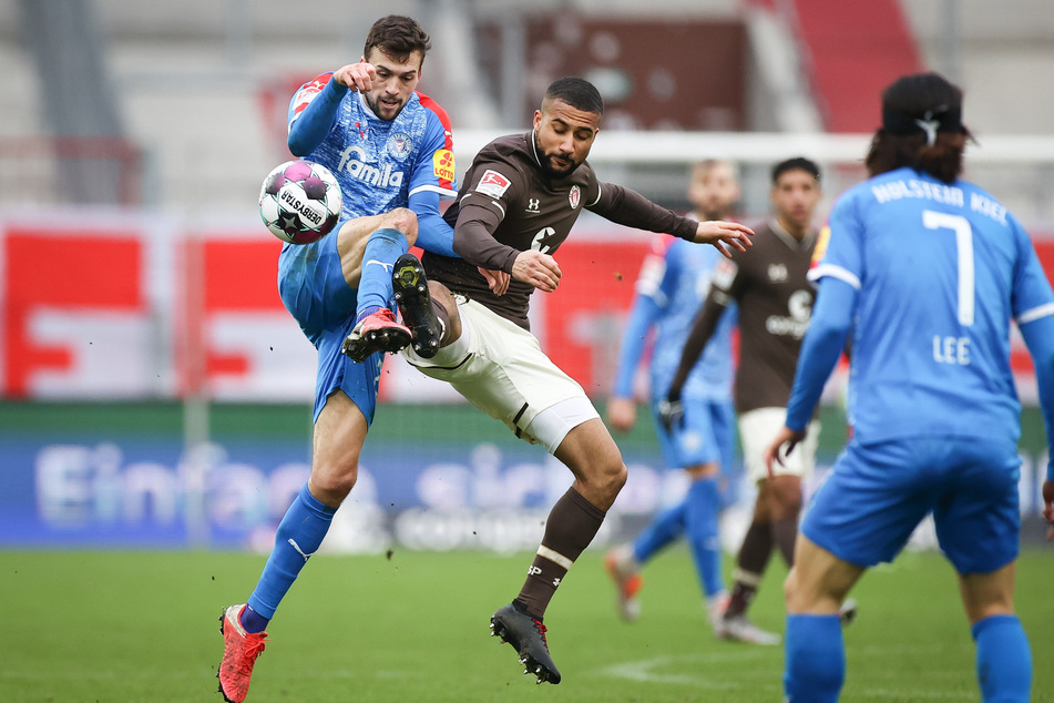 Intensive Partie: FC St. Paulis Daniel-Kofi Kyereh (r.) und Holstein Kiels Jonas Meffert im Zweikampf um den Ball.
