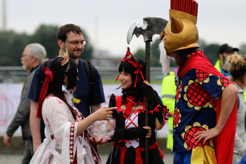 Etliche Besucherinnen und Besucher haben sich für den Japan-Tag in bunte Kostüme gehüllt und Deko-Waffen mitgebracht - obwohl die Polizei das eigentlich untersagt hatte.