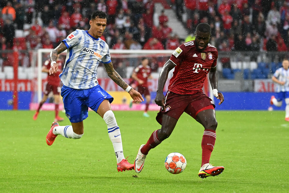 Davie Selke (26, l.) zog sich im Spiel gegen den FC Bayern München einen Rippenbruch zu.