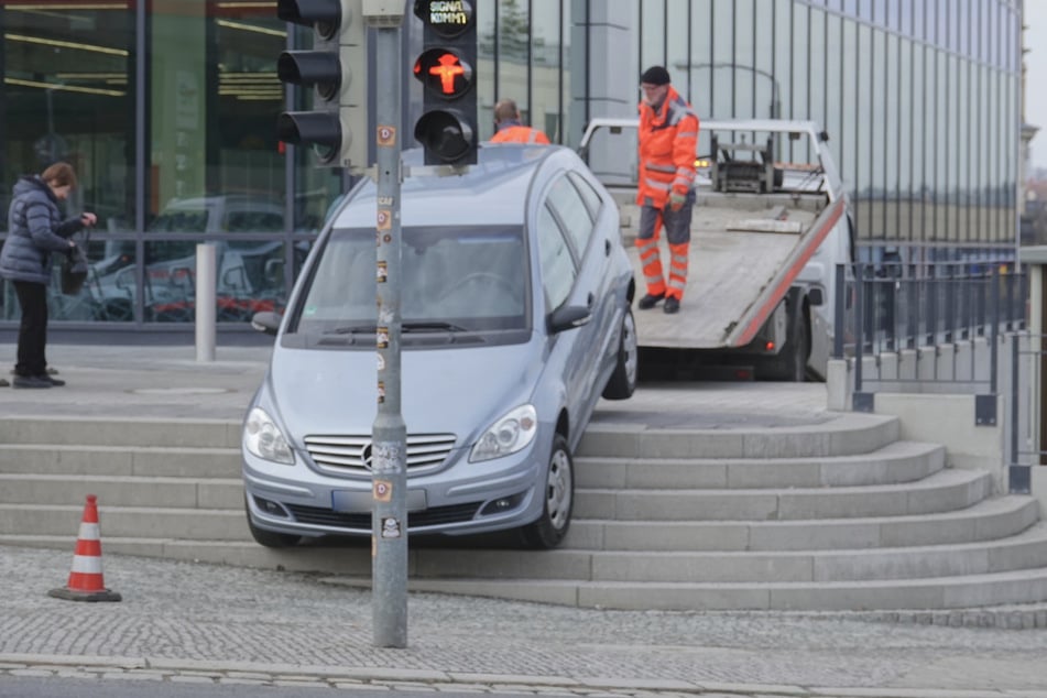 Wie genau es zu dem Treppensturz kam, ist noch unklar.
