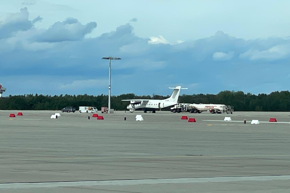 Bevor es wieder in die Lüfte geht, wird der Dynamo-Flieger erst einmal aufgetankt.