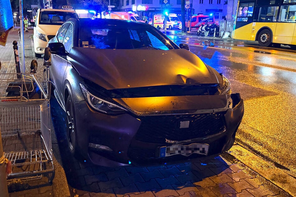 Das Auto ist an einer Kreuzung im Ortsteil Baumschulenweg in den Rettungswagen gekracht.