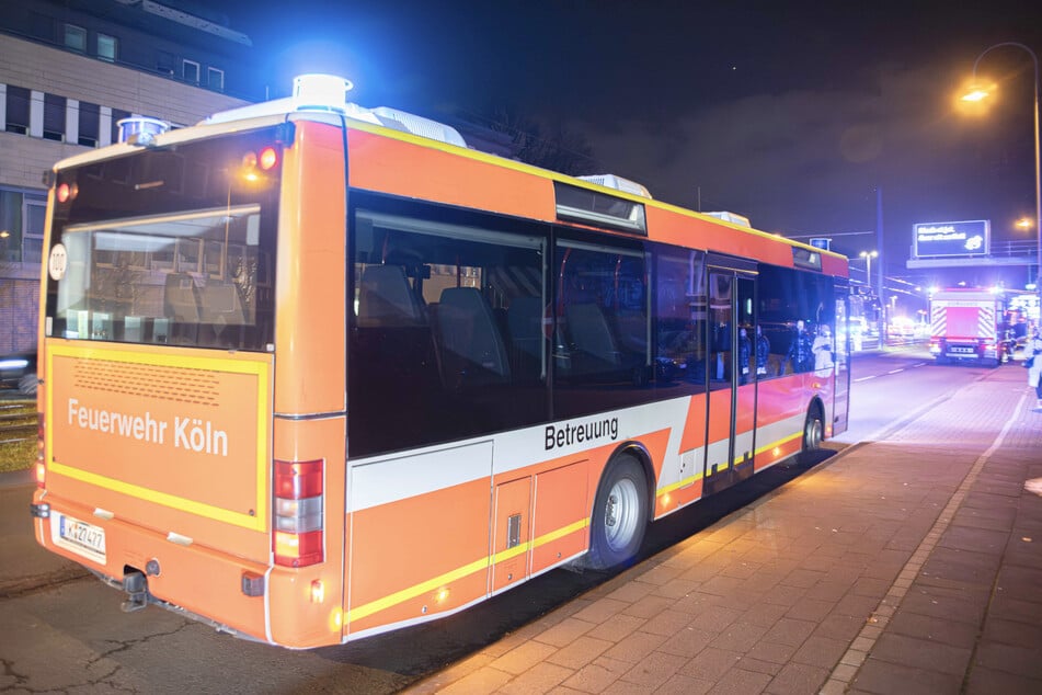 Unter anderem wurde ein Betreuungsbus angefordert, um die Bewohnerinnen und Bewohner zu versorgen.