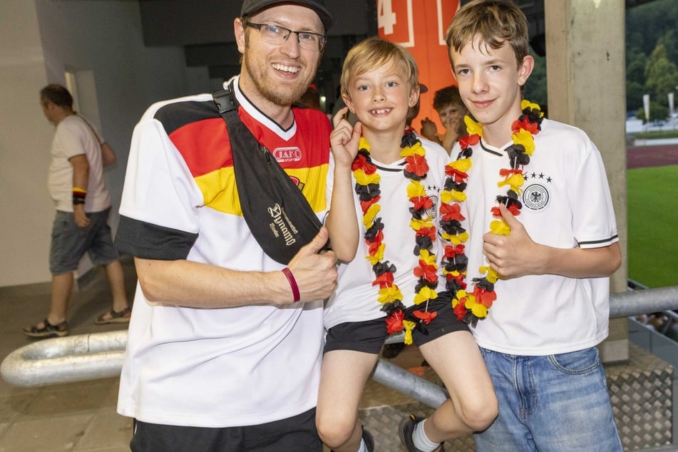 Lager-Logistiker Daniel Schwärig (35) hatte über den Verein seiner Kinder Ben-Luca (8) und Finn-Luis (11, r.) vom Public Viewing erfahren.