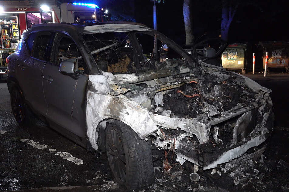 Leipzig: Nächtlicher Feuerwehr-Einsatz: Volvo geht in Flammen auf