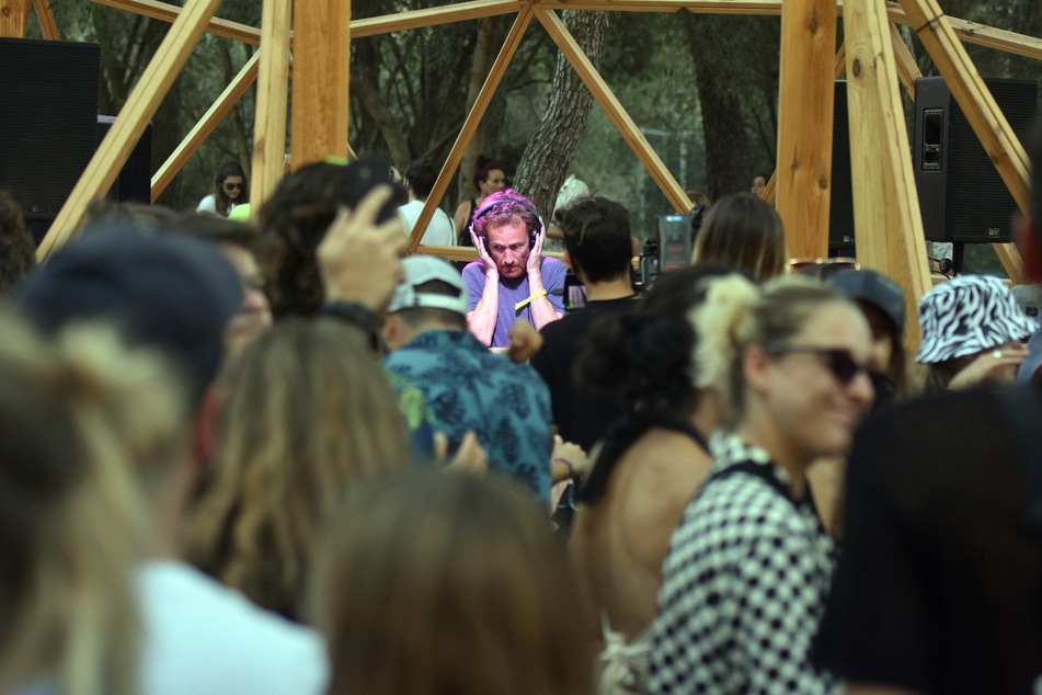 Spanien, Vilanova I La Geltru: Ein Dj spielt auf dem Vida 2021 Festival. Im spanischen Corona-Hotspot Katalonien können die rasant gestiegenen Infektionszahlen die Sommerpartys von Einheimischen und Touristen nicht stoppen.