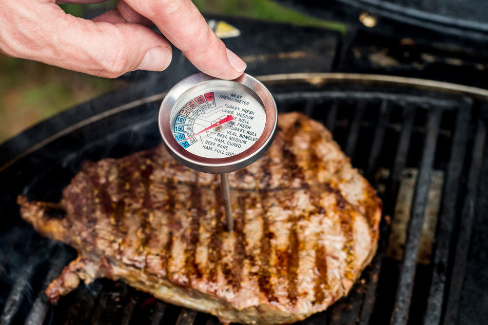 Um sicherzugehen, dass das Fleisch wirklich gar ist, empfiehlt sich ein geeignetes Thermometer. (Symbolbild)