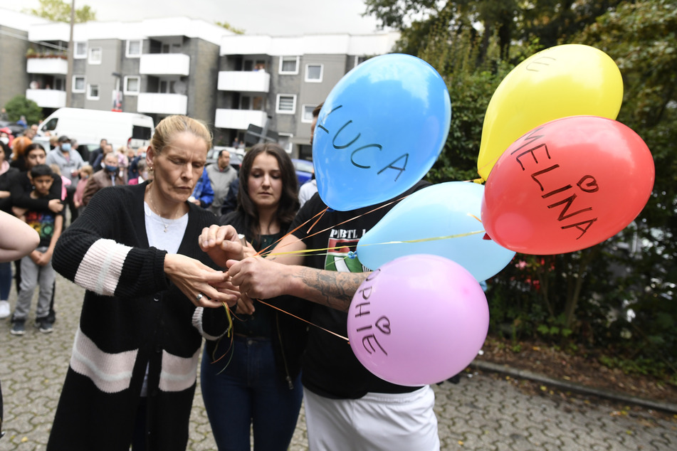 Nachbarn brachten im September 2020 als Ausdruck ihrer Trauer fünf Luftballons mit den Namen der fünf getöteten Kinder vor das Haus der Familie.