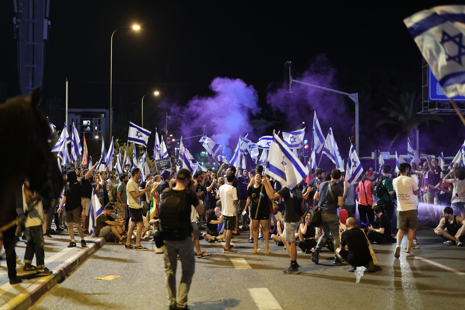 Allein in Tel Aviv versammelten sich rund 170.000 Menschen, um gegen die Pläne der Regierung des israelischen Premierministers Netanjahu zur Umgestaltung des Justizsystems zu protestieren.