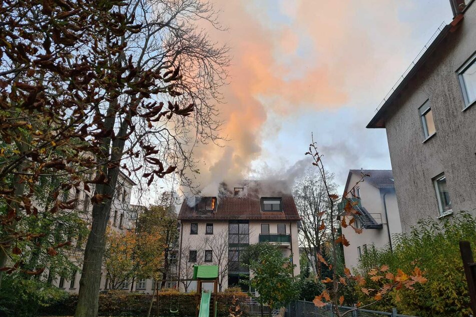 Feuerwehreinsatz in Leipzig: In einem Mehrfamilienhaus an der Färberstraße ist am Mittwochnachmittag ein Feuer ausgebrochen.