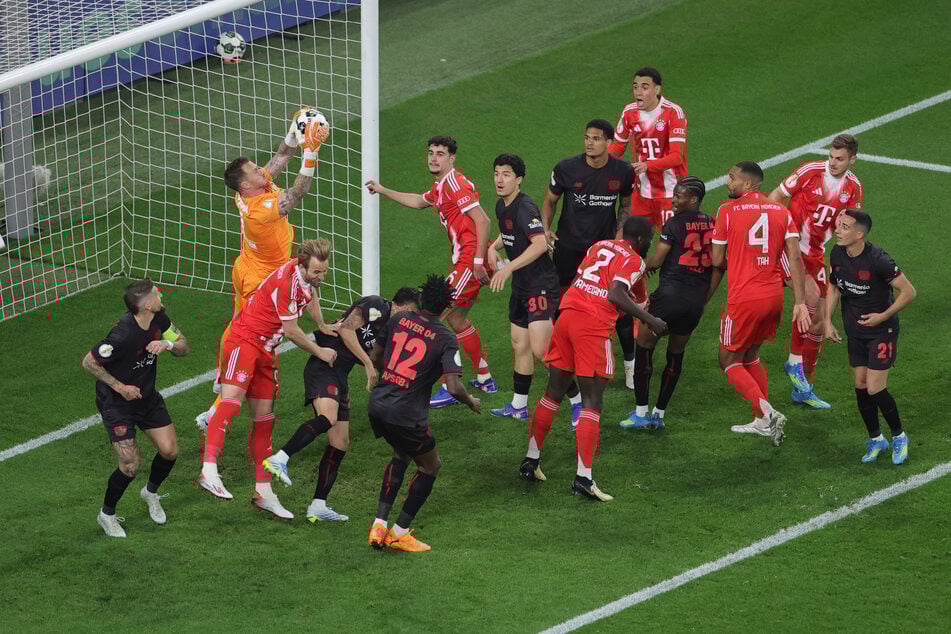 Torhüter Mark Flekken bewahrte Bayer 04 Leverkusen mehrmals vor einer höheren Niederlage.