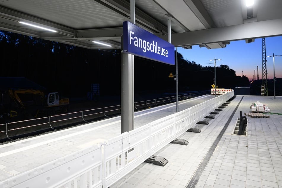 Ursprünglich war geplant, dass am frühen Morgen die Züge der Regionalexpresslinie RE1 erstmals am neu gebauten Bahnhof halten.