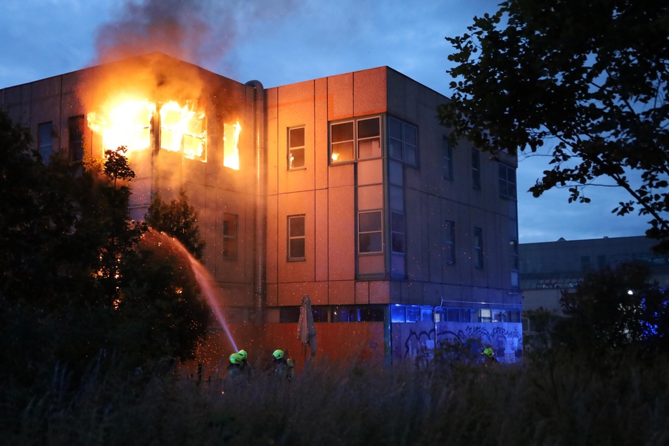 Flammen schlugen am Abend aus den Fenstern des leerstehenden Gebäudes.