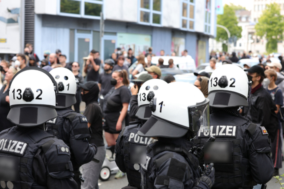 Linke Demonstrierende hatten am Sonntagabend eine Polizeikette durchbrochen.