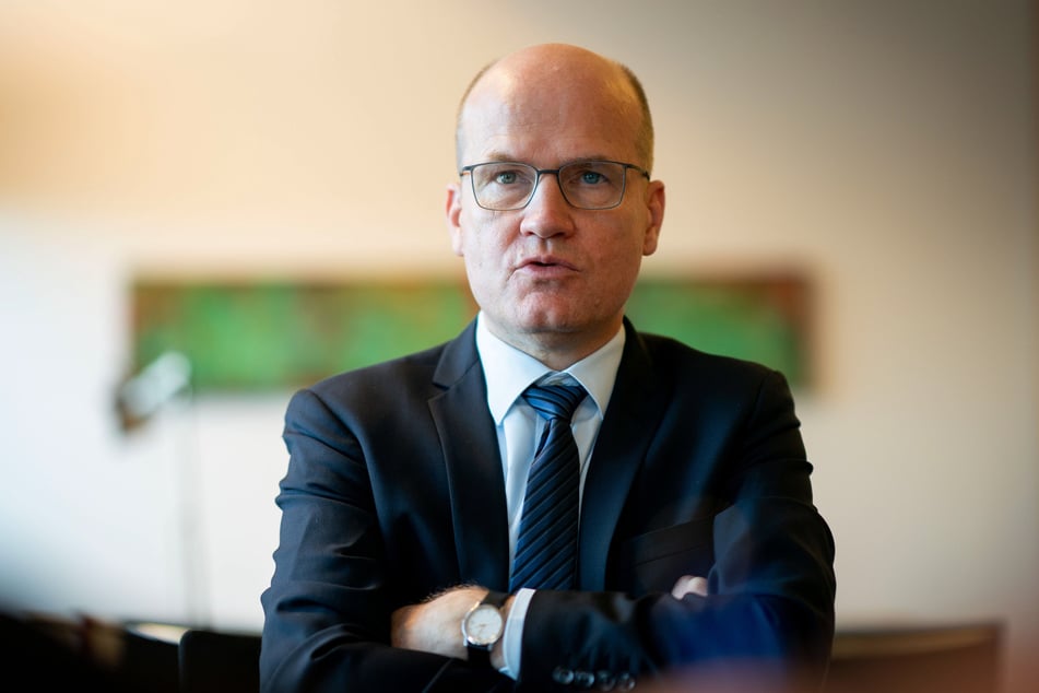 Ralph Brinkhaus (CDU, 52), Vorsitzender der CDU/CSU-Bundestagsfraktion, spricht in seinem Büro in einem Interview mit Journalisten der Deutschen Presse-Agentur.